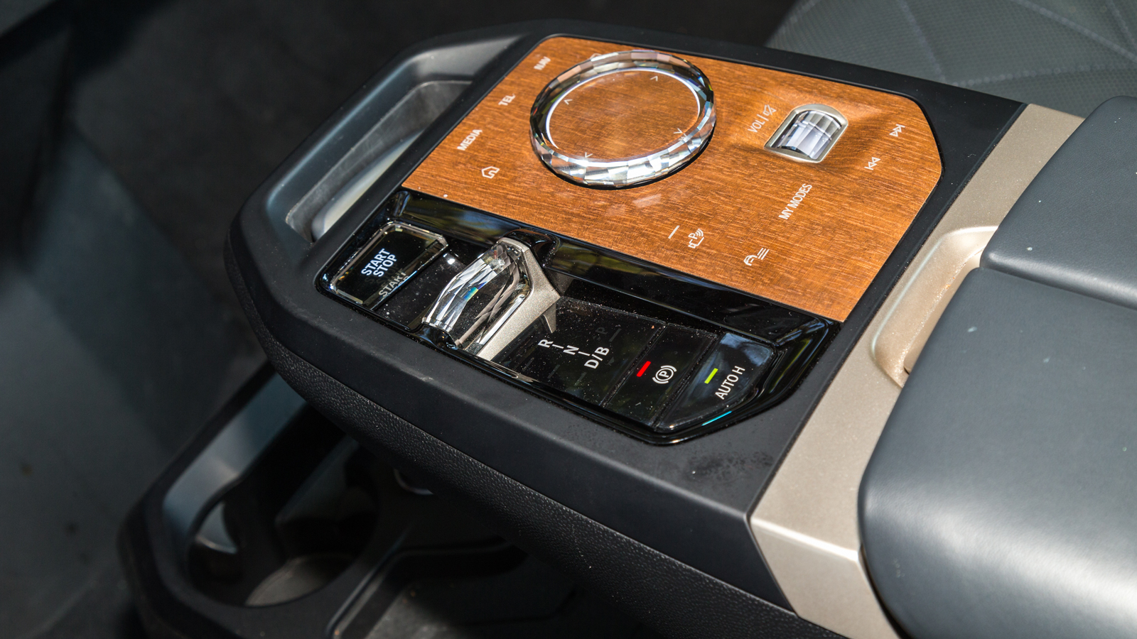 Ο κρυστάλλινος περιστροφικός διακόπτης είναι ένα στοιχείο πολυτέλειας που κάνει το μοντέλο να ξεχωρίζει